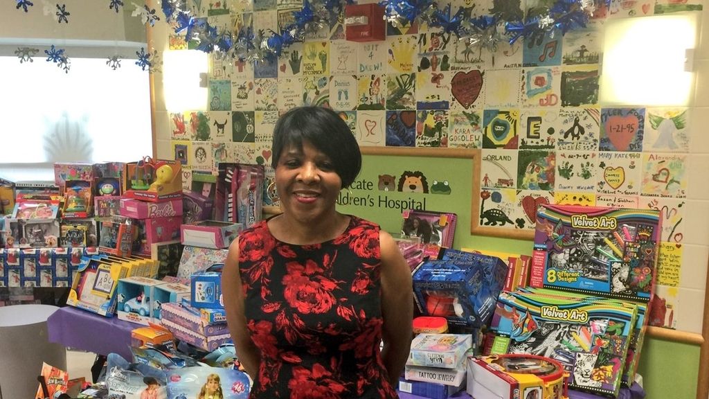 Una trabajadora compra más de 1.000 juguetes para los niños enfermos de un hospital