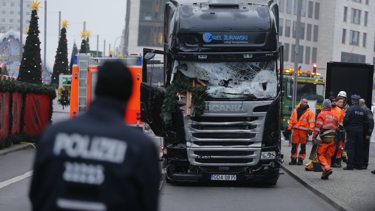 Un hombre atropella con un camión a la multitud en un mercado de Berlín
