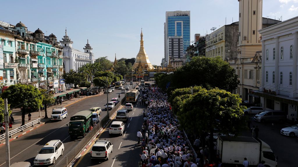 Los militares de Myanmar sienten el calor de su gente