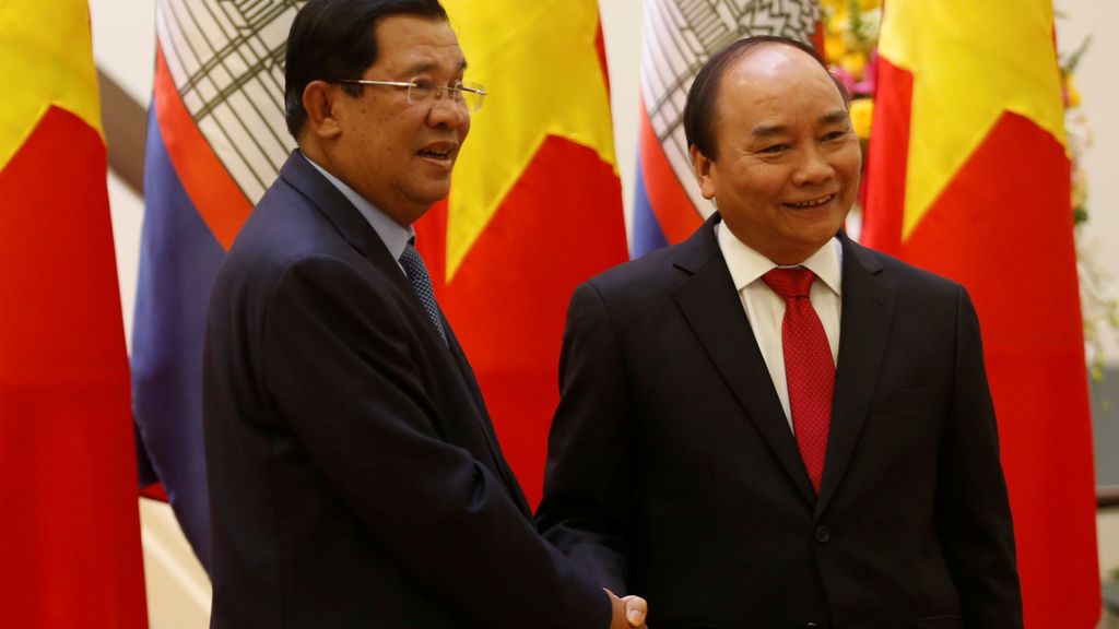 El primer ministro de Camboya y el de Vietnam posan juntos en Hanoi