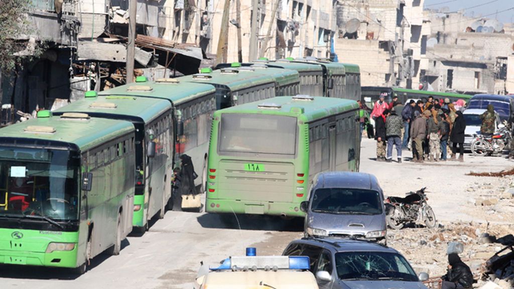 Salen del este de Alepo los primeros autobuses y ambulancias con evacuados