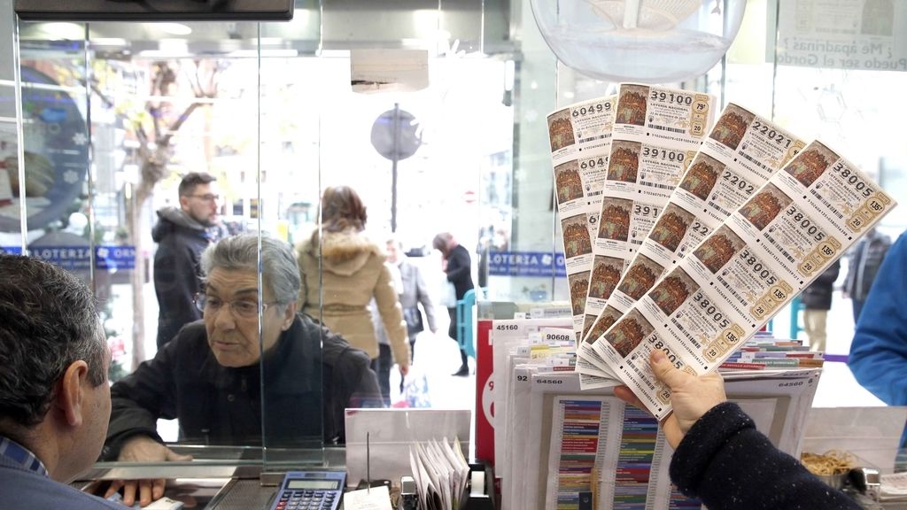 Décimos de Lotería de Navidad en un administración de loterías