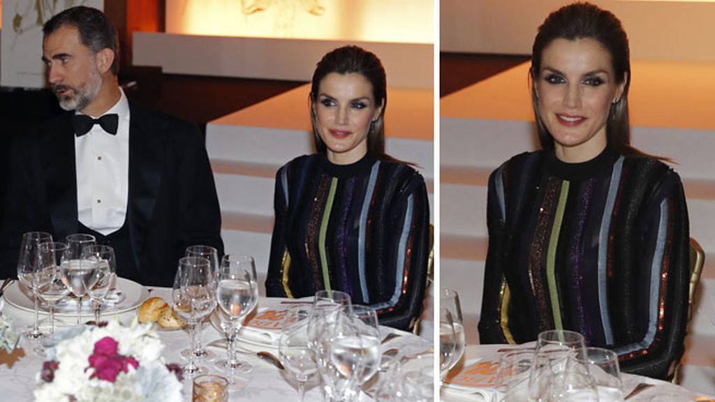 Apostó por un vestido brillante en tonos azules y morados de Nina Ricci