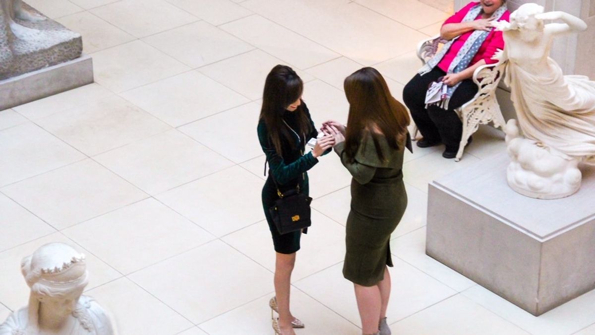 Así reacciona una desconocida al presenciar la pedida de mano entre dos novias Así reacciona una desconocida al presenciar la pedida de mano entre dos novias
