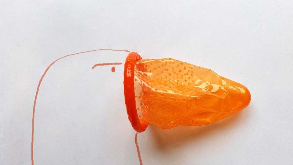 Un artista utiliza condones creando divertidas ilustraciones para concienciar sobre la prevención del SIDA