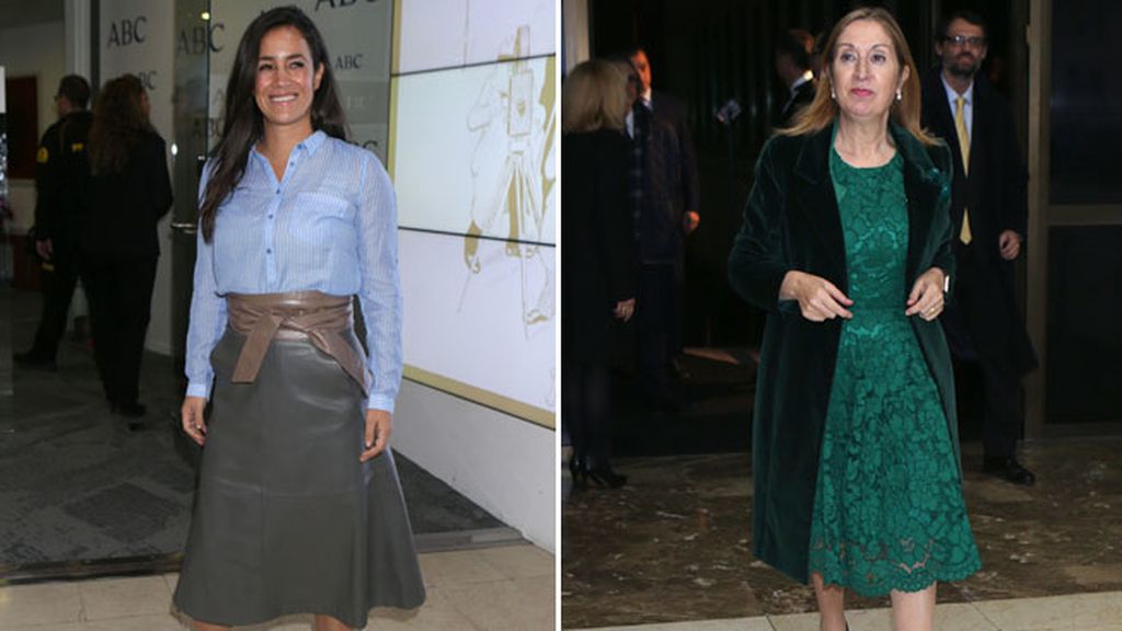 Apostó por un vestido brillante en tonos azules y morados de Nina Ricci