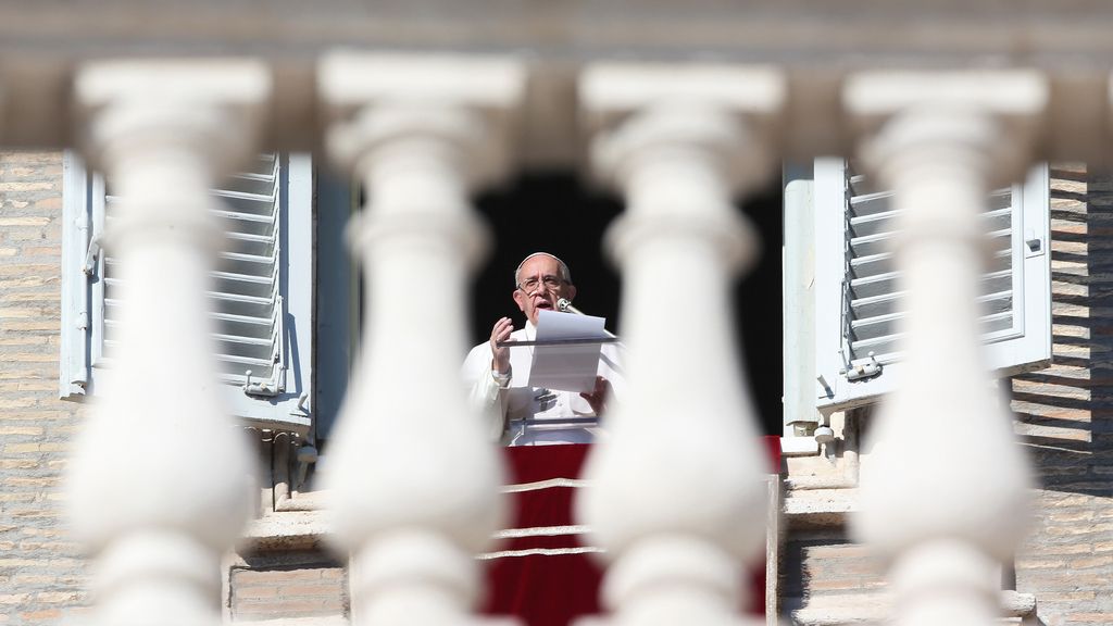 El Papa continúa orando ante multitud de feligreses