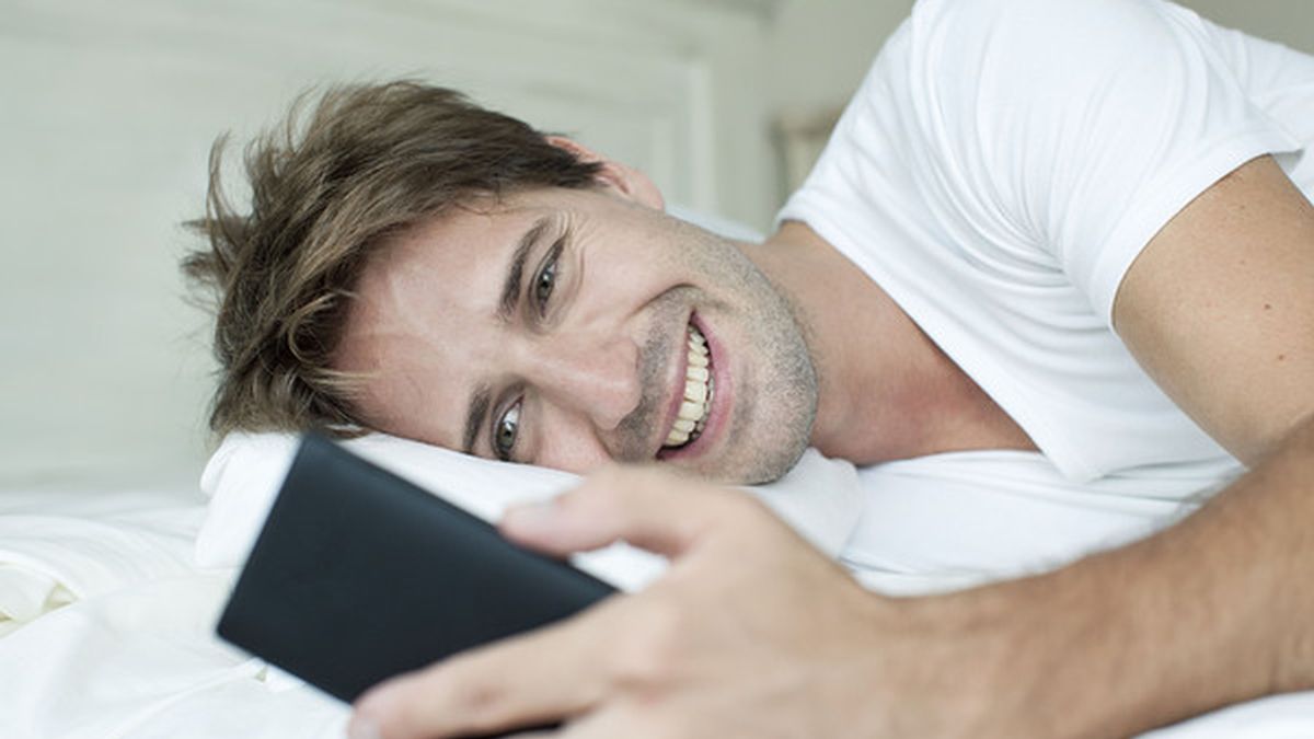 Un hombre usando su teléfono móvil Un hombre usando su teléfono móvil