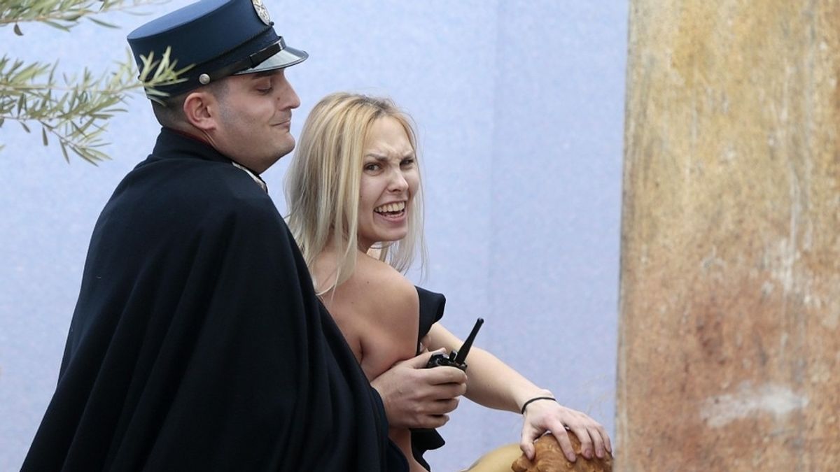 Una activista de FEMEN se lleva la figura del niño Jesús del Vaticano