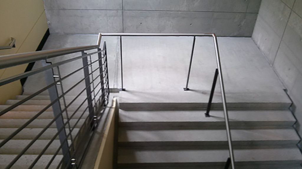 Una barandilla que impide el paso