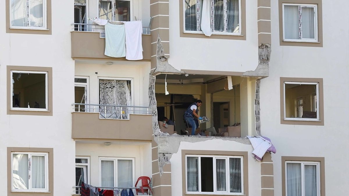 Fachada del edificio donde han fallecido tres policías turcos en una explosión