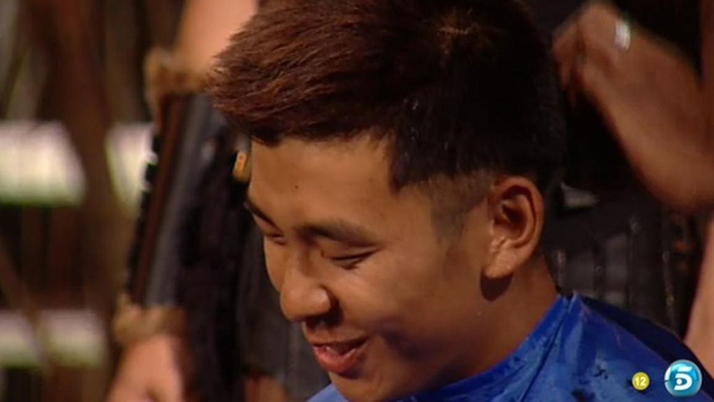 Un experto peluquero de la zona ha sido el encargado del corte de pelo