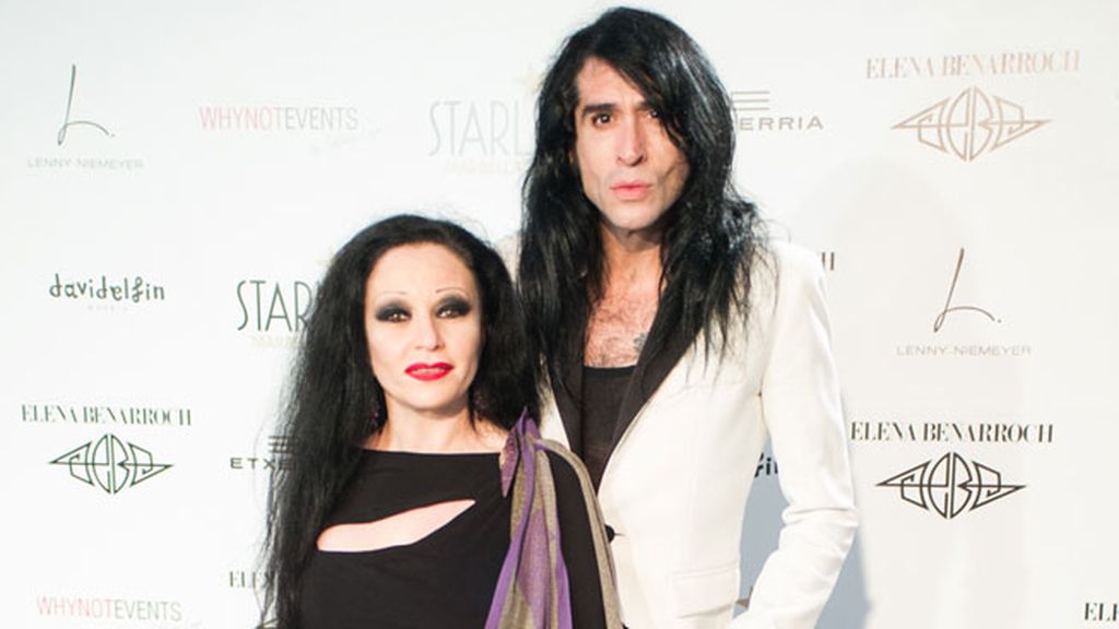 Alaska y Mario amenizaron el desfile pinchando como dj's