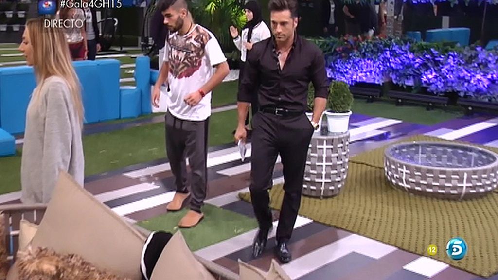 Bustamante se pasea y los concursantes permanecen inmóviles