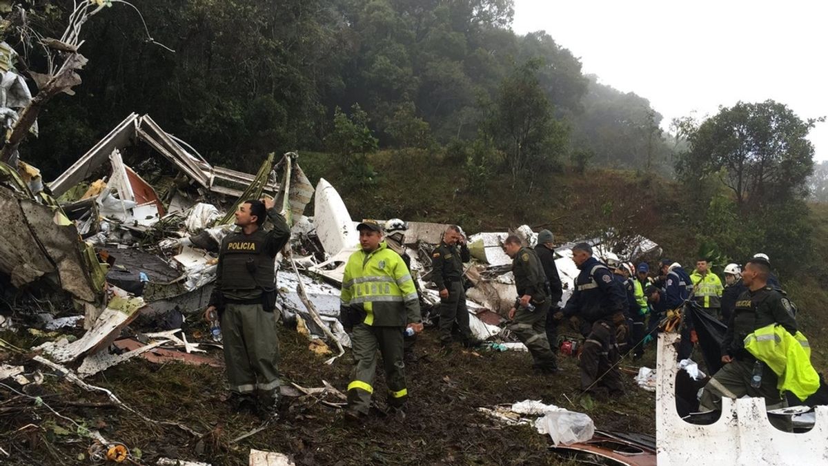 La policía colombiana registra los restos del avión