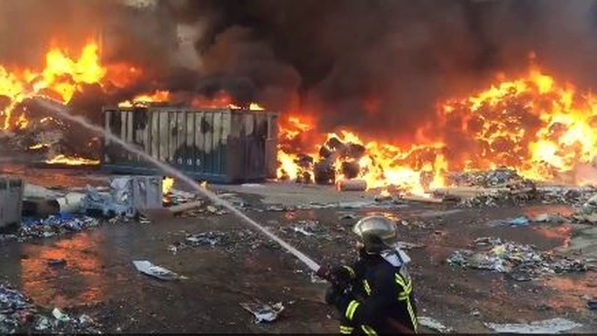 Arde el exterior de una planta de reciclaje de papel en Arganda del Rey