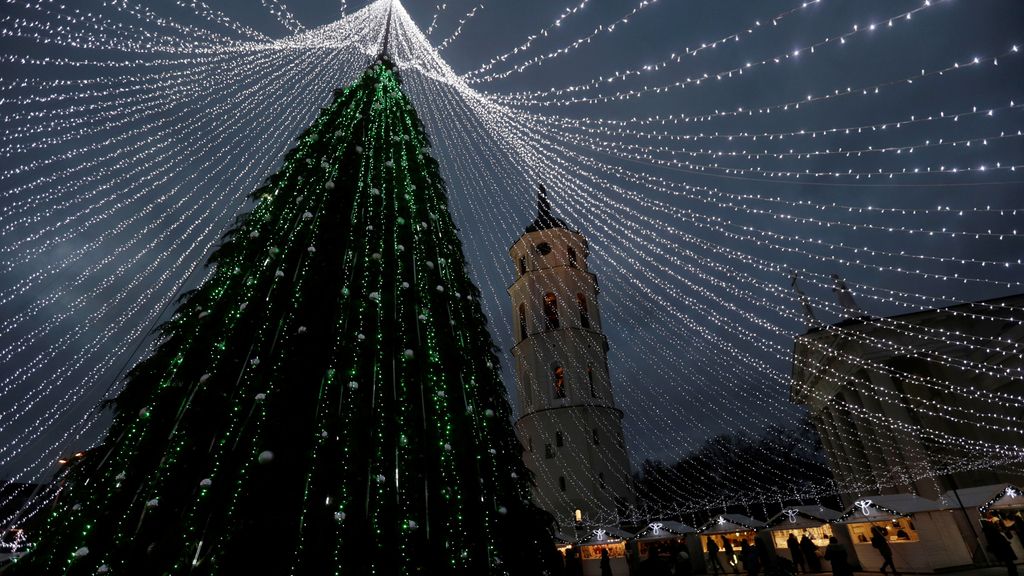 La decoración navideña centra la atención de los viandantes en las calles