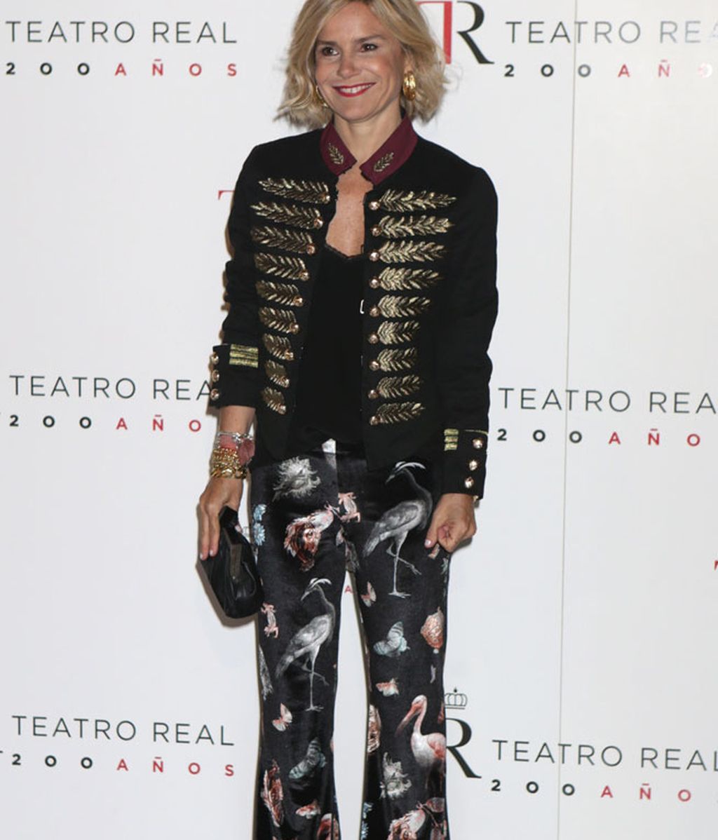 Eugenia Martínez de Irujo con pantalón estampado y chaqueta de terciopelo