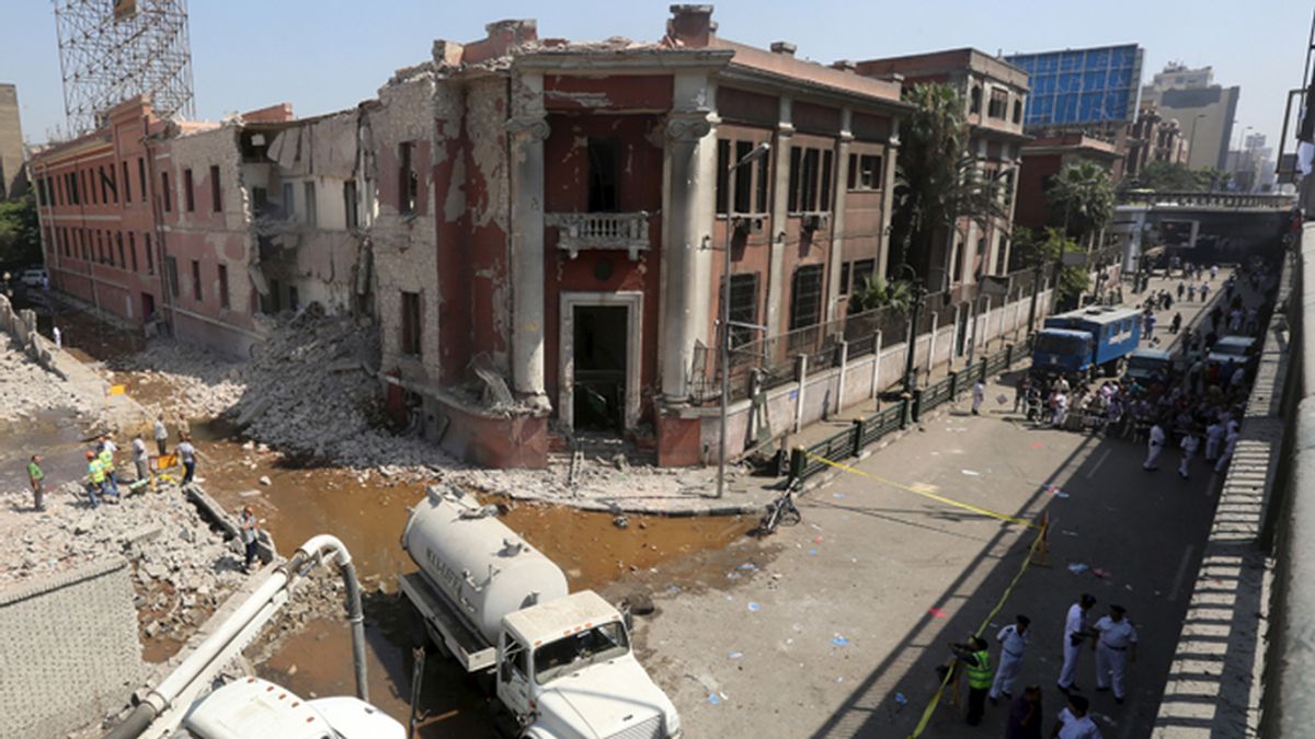 Un coche bomba explota junto a la embajada italiana en El Cairo
