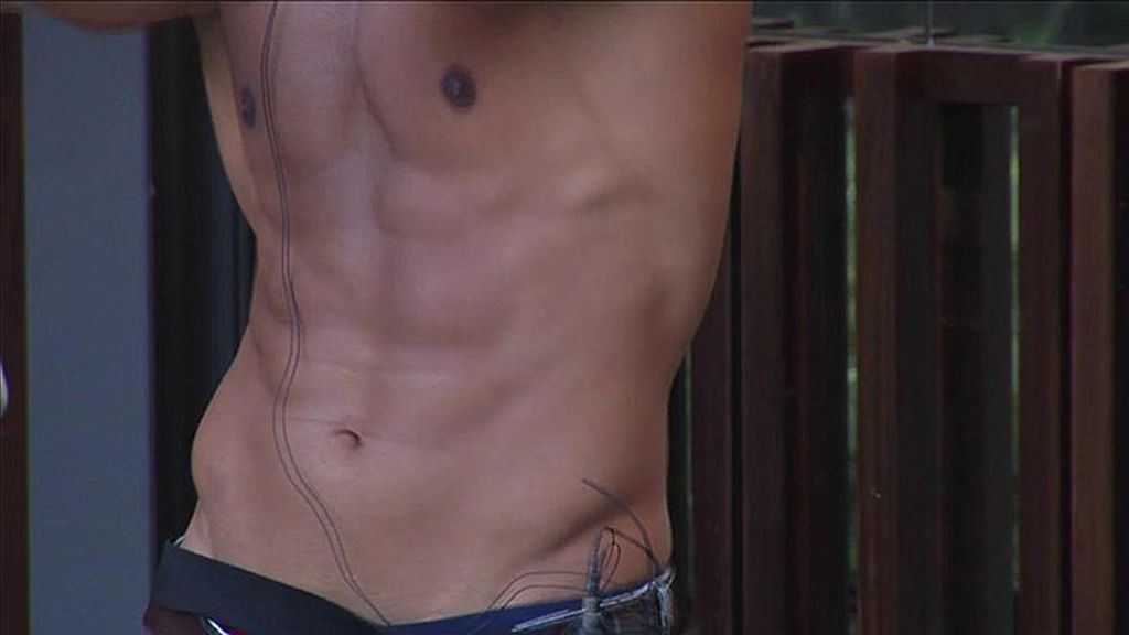 Piel bronceada y torso al descubierto... sube la temperatura en la casa de Guadalix