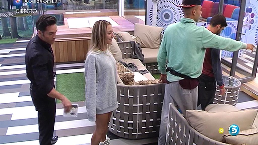 Bustamante se pasea y los concursantes permanecen inmóviles