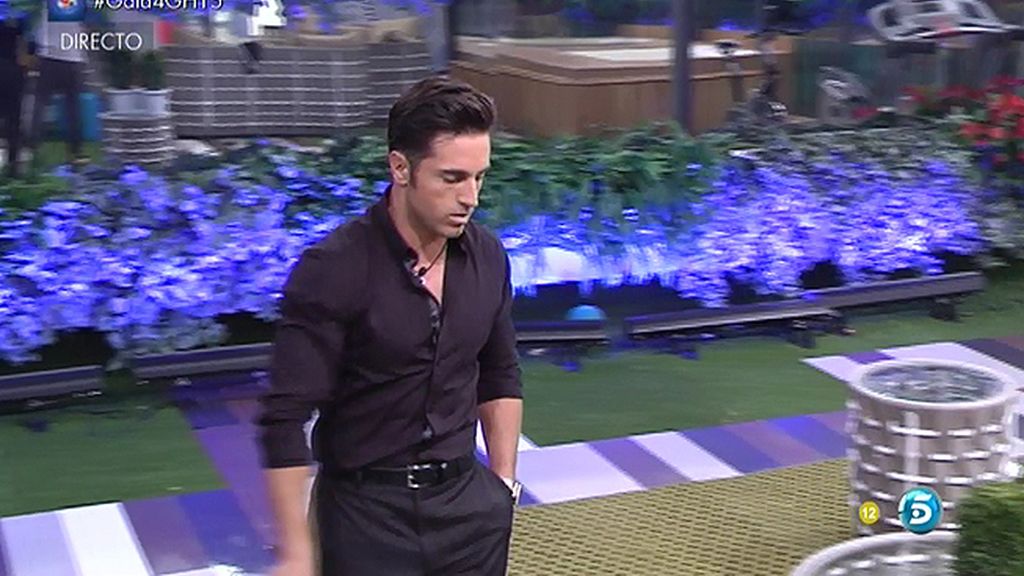 Bustamante se pasea y los concursantes permanecen inmóviles