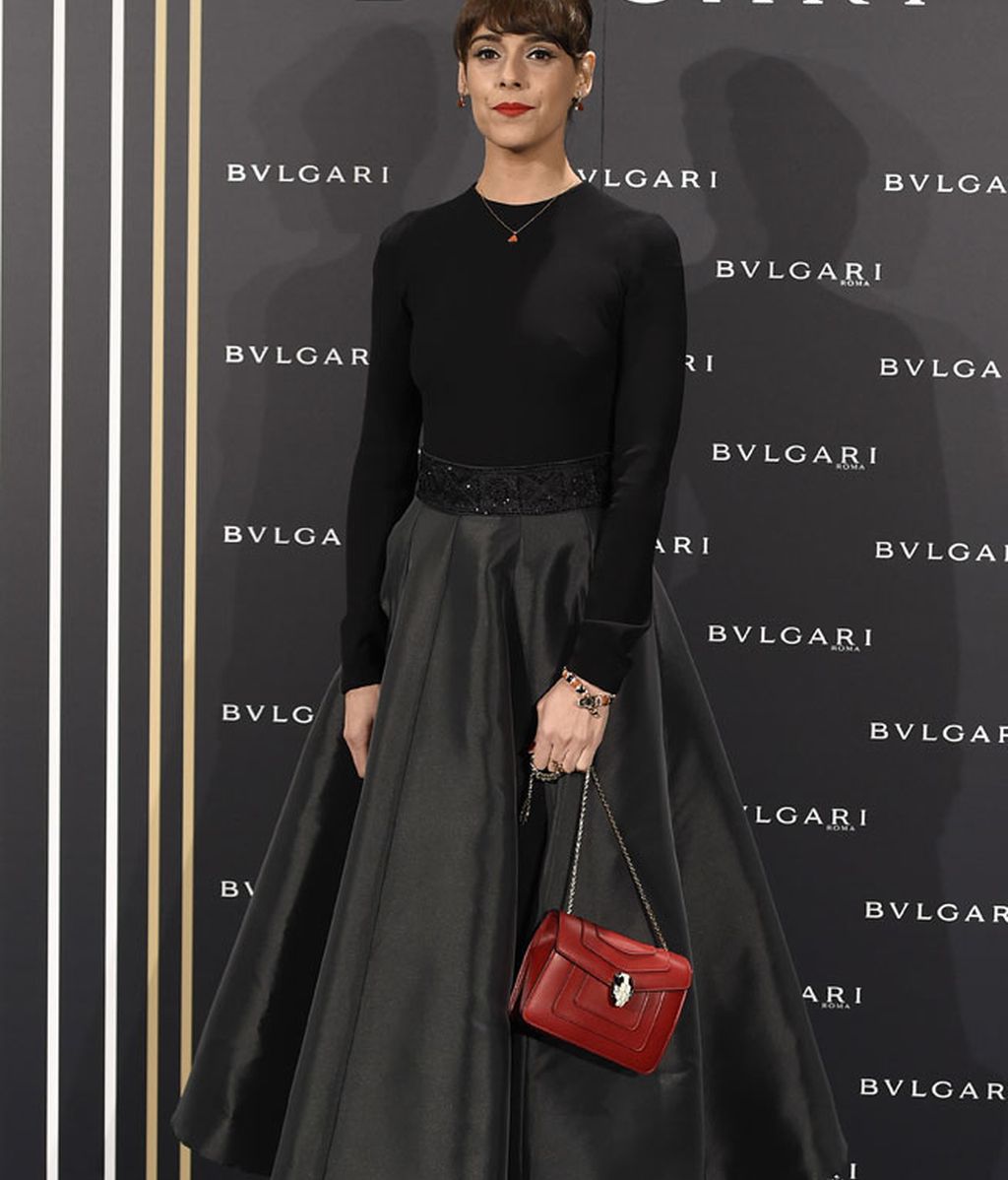 Blanca Cuesta 'rompió su look' con zapatos dorados y bolso rojo