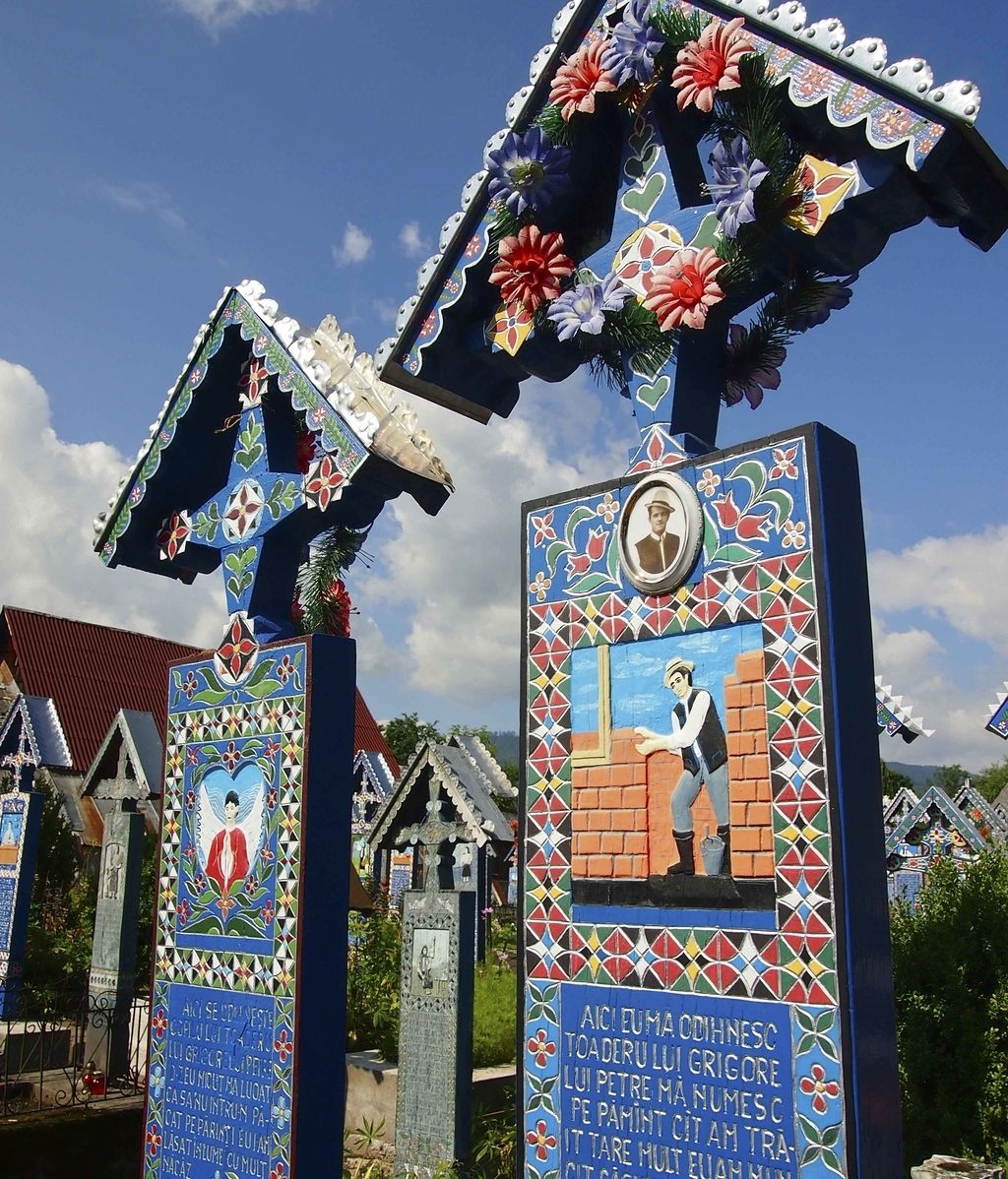 Así es el cementerio alegre de Sapantza, Rumanía