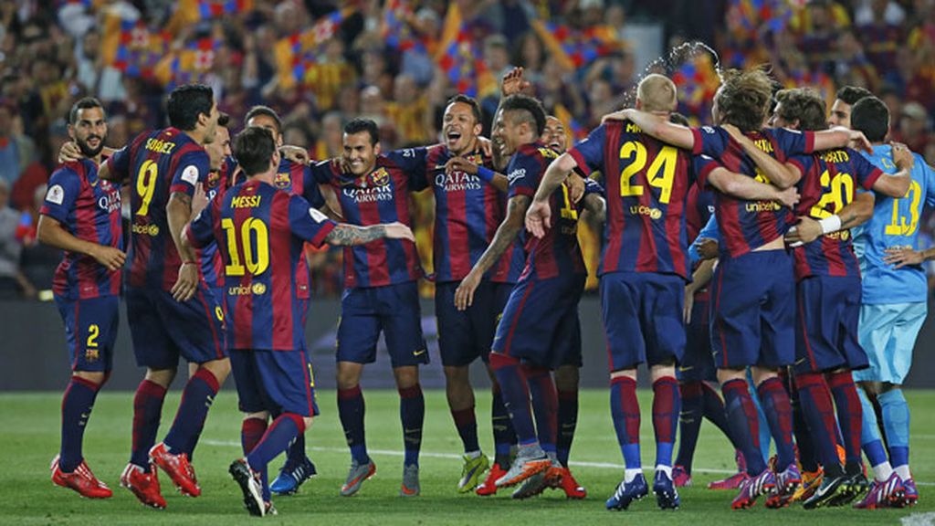 La plantilla al completo celebró el título sobre el césped