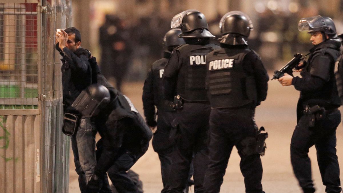 Policías registran a un residente en Saint Denis
