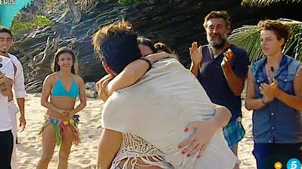 Rubén no puede separarse de su novia Laura