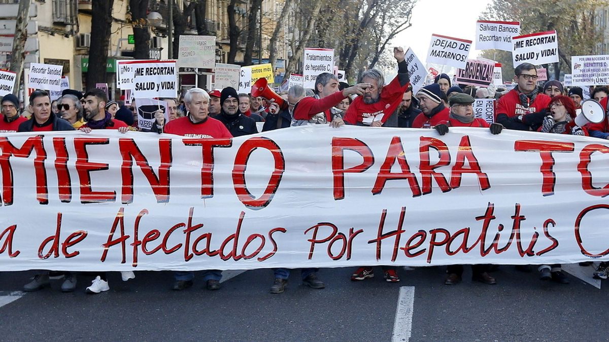 Afectados por hepatitis C marchan hasta la Moncloa para pedir "tratamientos para todos"