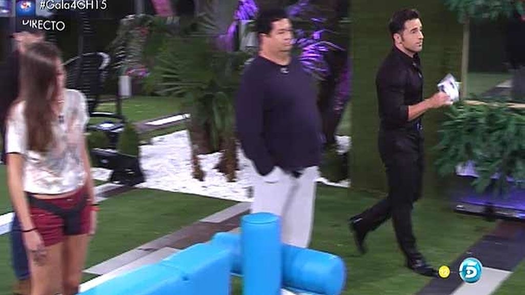 Bustamante se pasea y los concursantes permanecen inmóviles