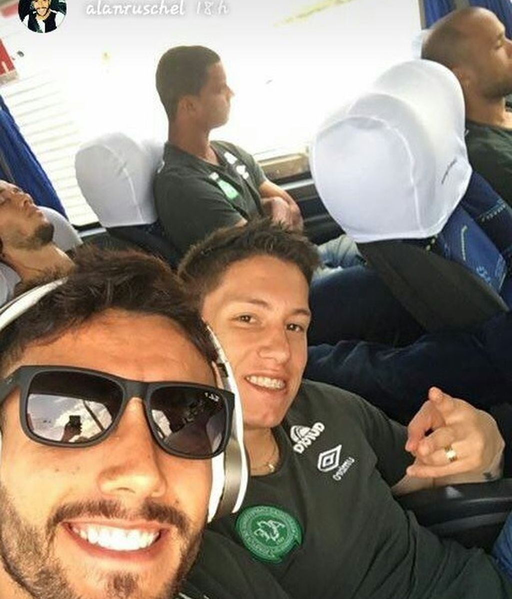 Los futbolistas en el autobús destino al aeropuerto