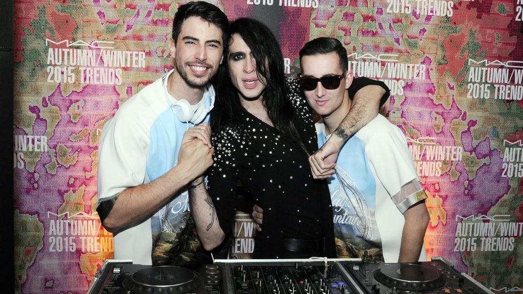 Bailando el hit de las Nancys Rubias "Maquillaje" con Mario Vaquerizo. Nuestras camisetas son de Ana Locking.