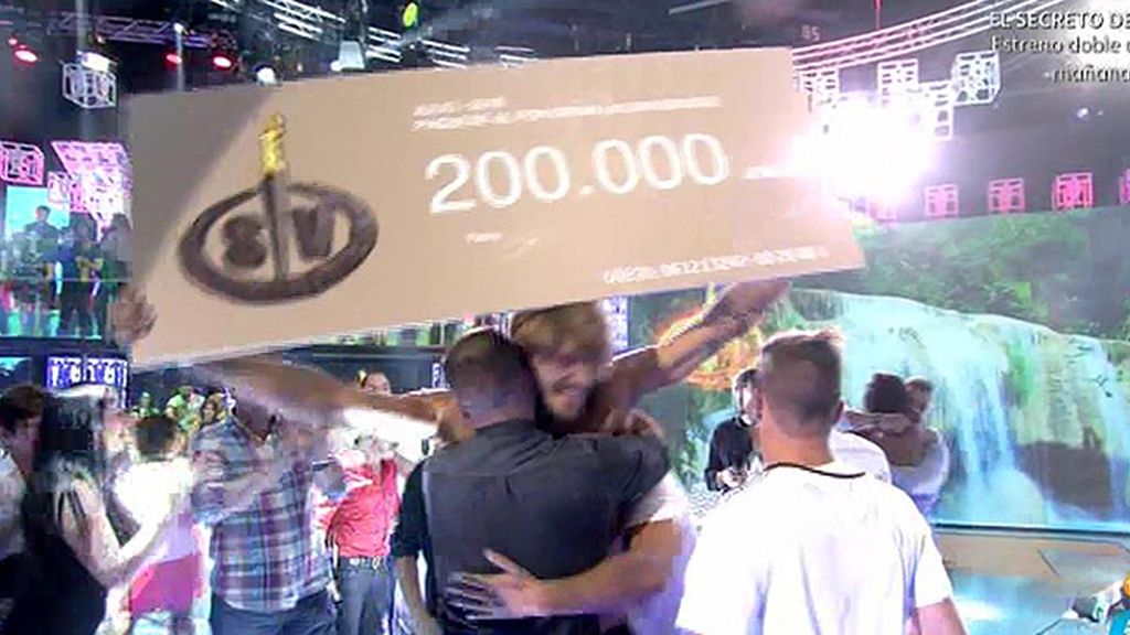 Jorge celebra su triunfo por todo lo alto