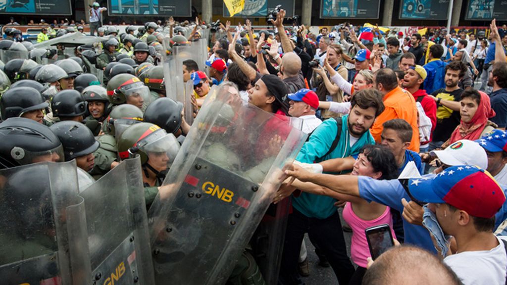 Carga contra manifestantes en Caracas