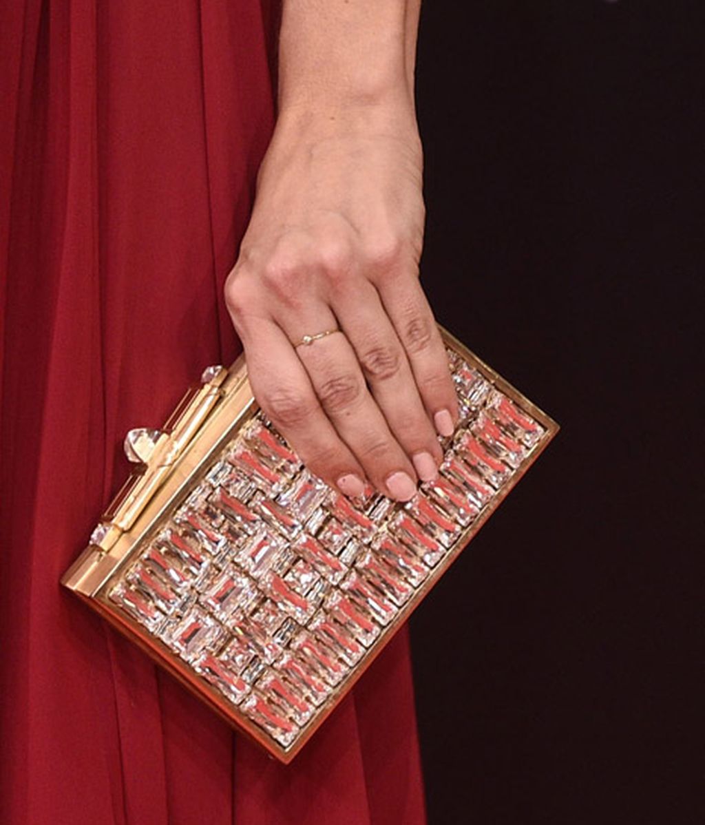 Un detalle del bolso de mano de Juana Acosta