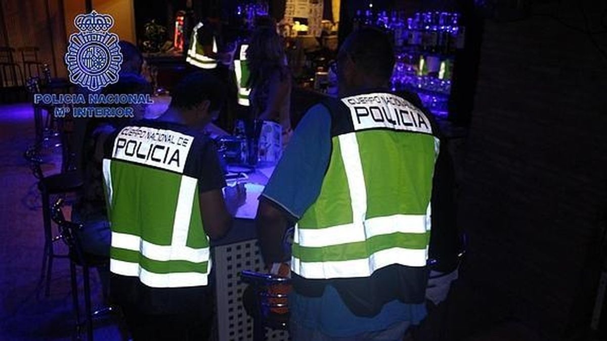 Dos agentes de la Policía Nacional en un bar de Murcia