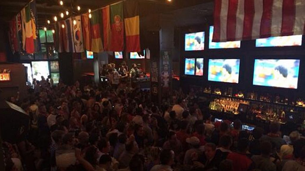 Los bares de Manhattan estaban tan llenos como cualquier bar europeo