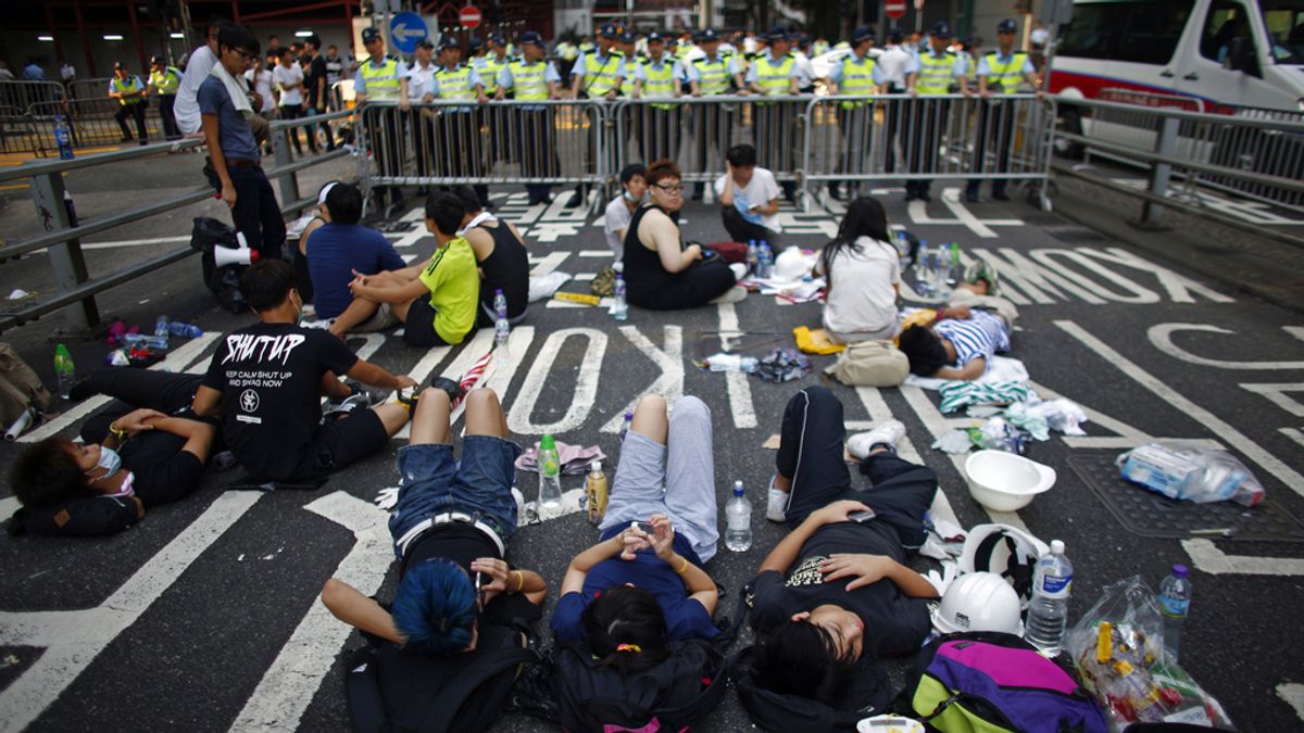 Los manifestantes bloquena las calles de Hong Kong