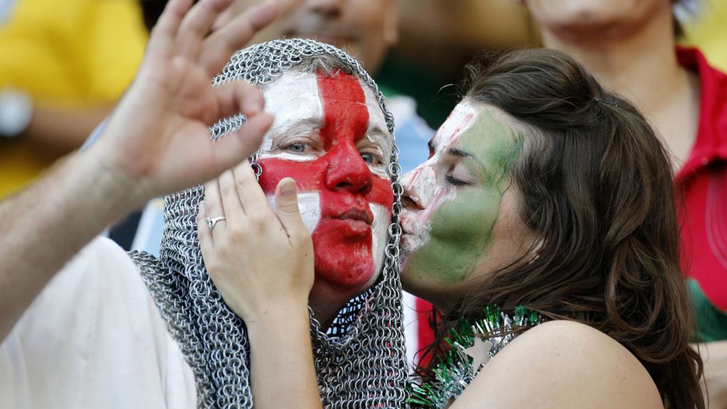 El choque empezó con colorido y fair play en la grada
