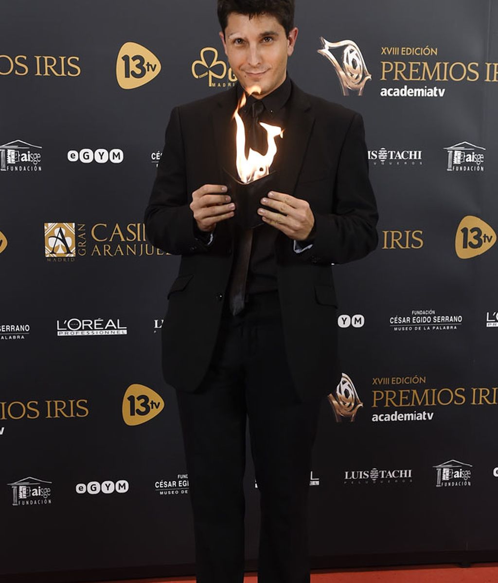 Jorge Luengo con un 'total look' negro, brilló con fuego propio en su cartera