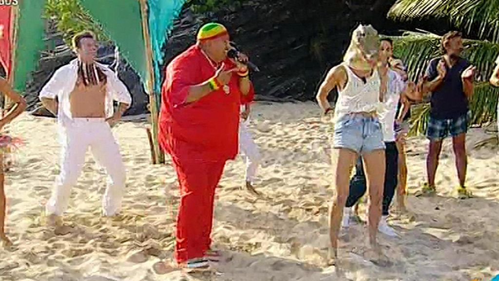 Rubén no puede separarse de su novia Laura