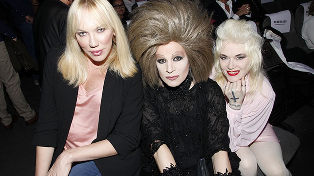 Topacio Fresh, Arakis y la diseñadora británica Pam Hogg