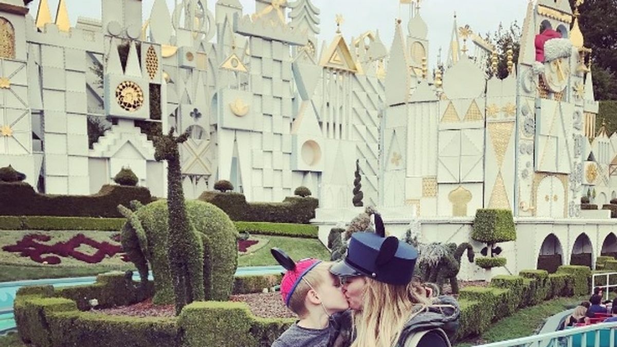 Hillary Duff publica una foto besando a su hijo en la boca e incendia las redes Hillary Duff publica una foto besando a su hijo en la boca e incendia las redes