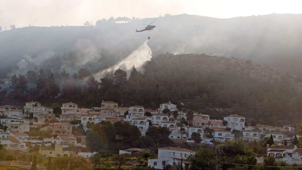 Desalojados vecinos por el fuego de Benitatxell (Alicante), extendido a Jávea