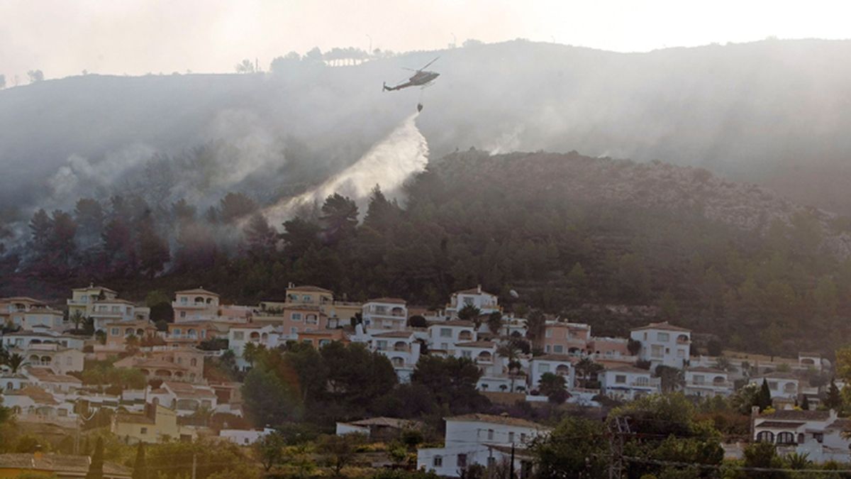 Desalojados vecinos por el fuego de Benitatxell (Alicante), extendido a Jávea