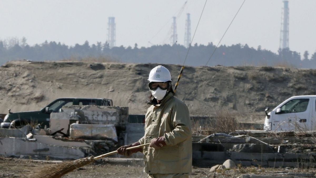 Hombre trabajando cerca de Fukushima