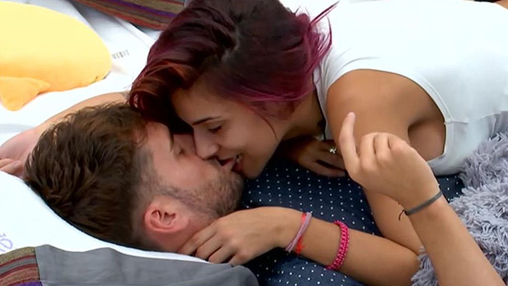 Se besan ante la audiencia, pero se esconden de sus compañeros